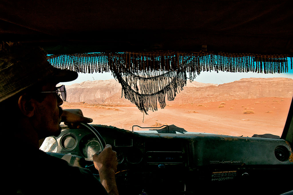 wadi rum visto do interior de jeep