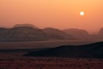 pôr-do-sol no deserto de wadi rum