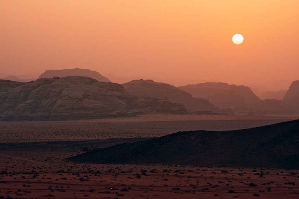 pôr-do-sol no deserto de wadi rum