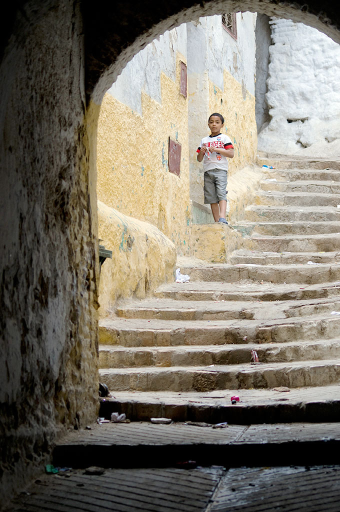 Criança nas escadas da medina de Tetouan