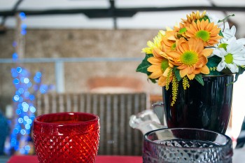 flores e copos sobre mesa do restaurante mãe d'água