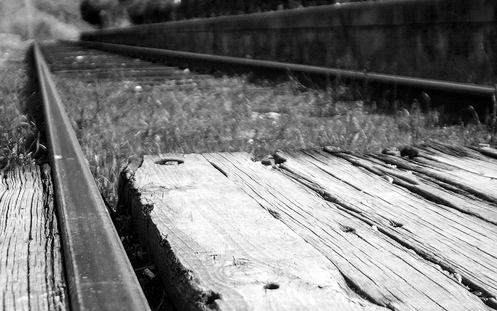 passagem madeira em linha de comboio