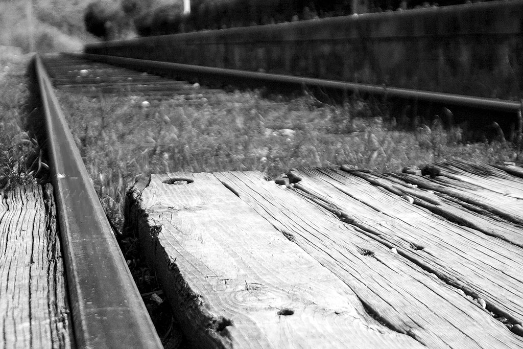 passagem madeira em linha de comboio