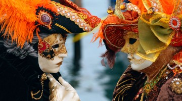 namorados com máscara em veneza