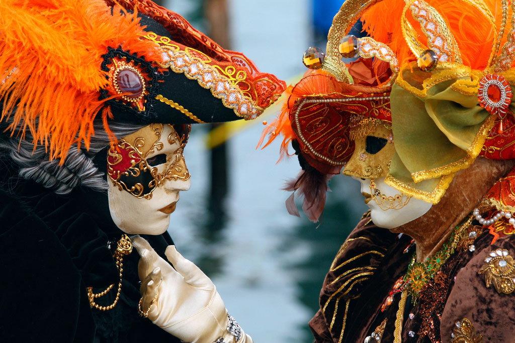 namorados com máscara em veneza