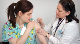 mulher na vacinação