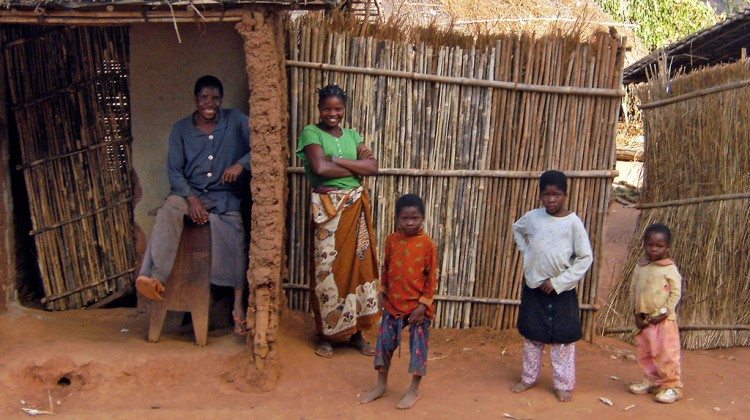 Familia moçambicana junto a palhota