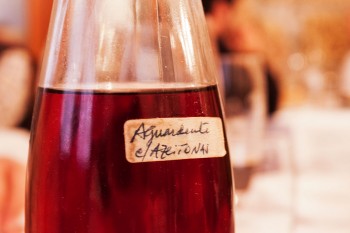 Garrafa com aguardente de azeitona