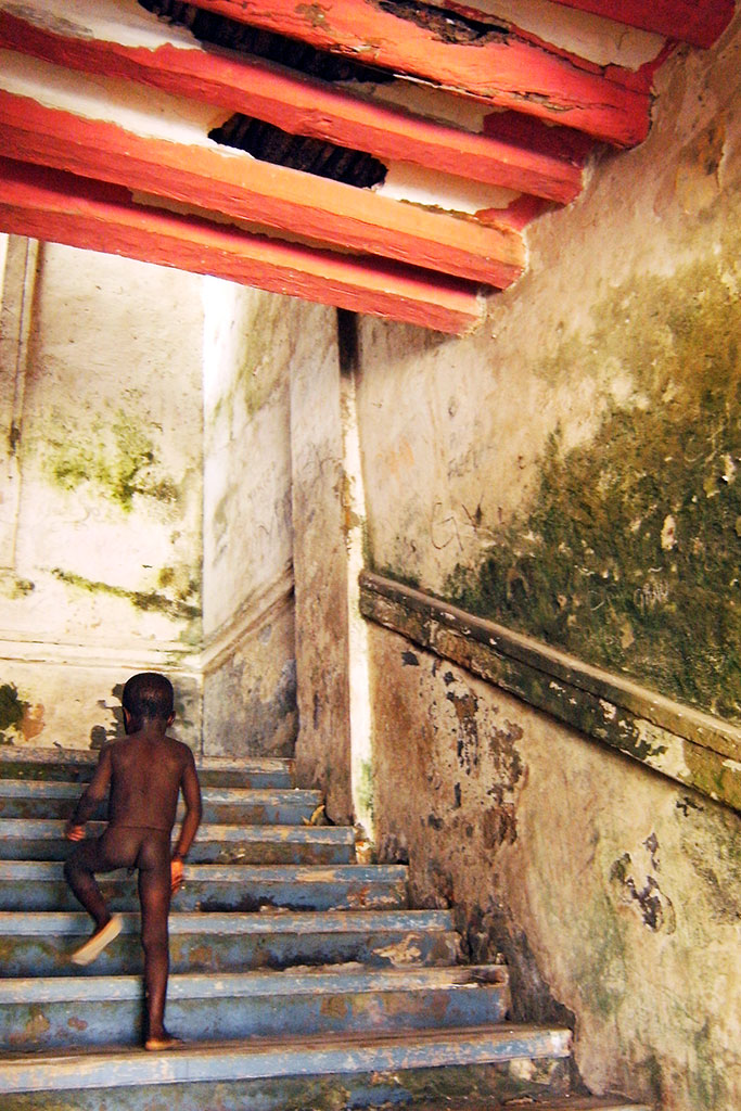 rapaz a subir escada na ilha de moçambique