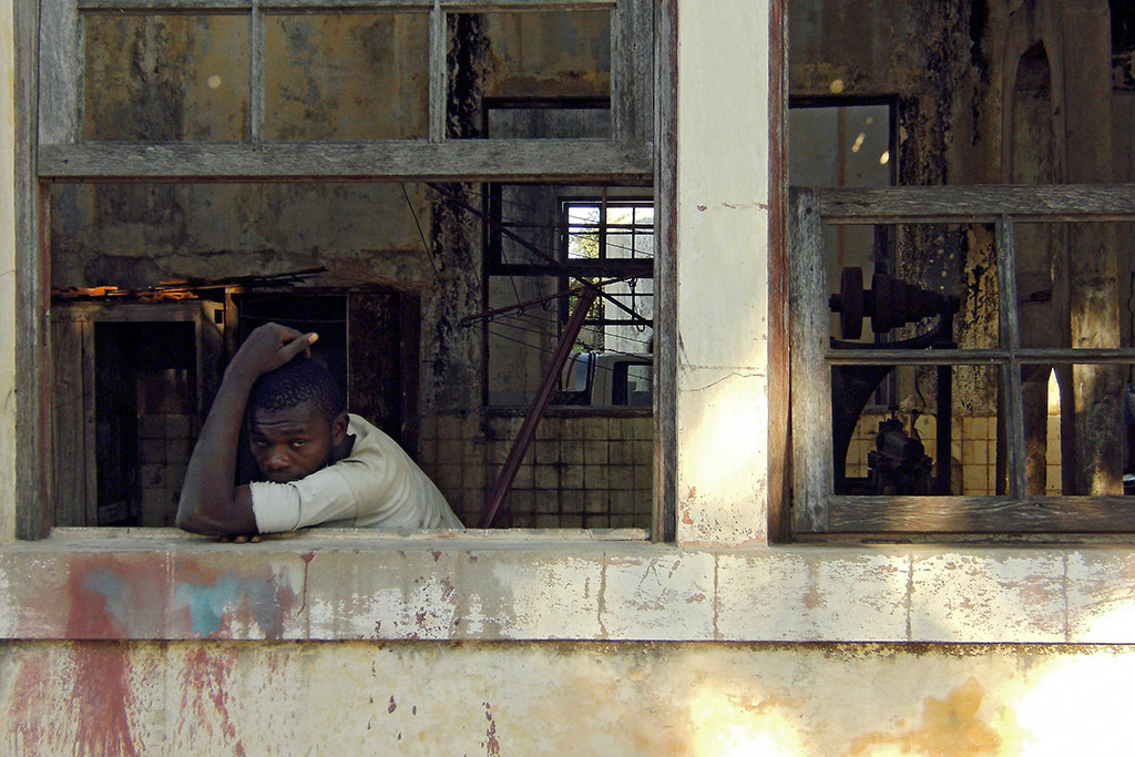 rapaz à janela na ilha de moçambique