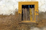janela de edificio velho na ilha de moçambique