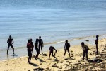 rapazes na praia da ilha de Moçambique