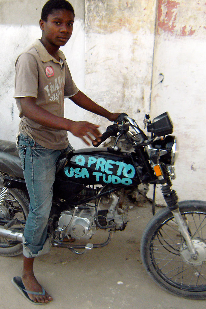 rapaz em moto na ilha de Moçambique