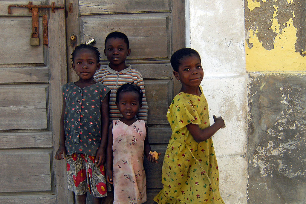 crianças na ilha de Moçambique