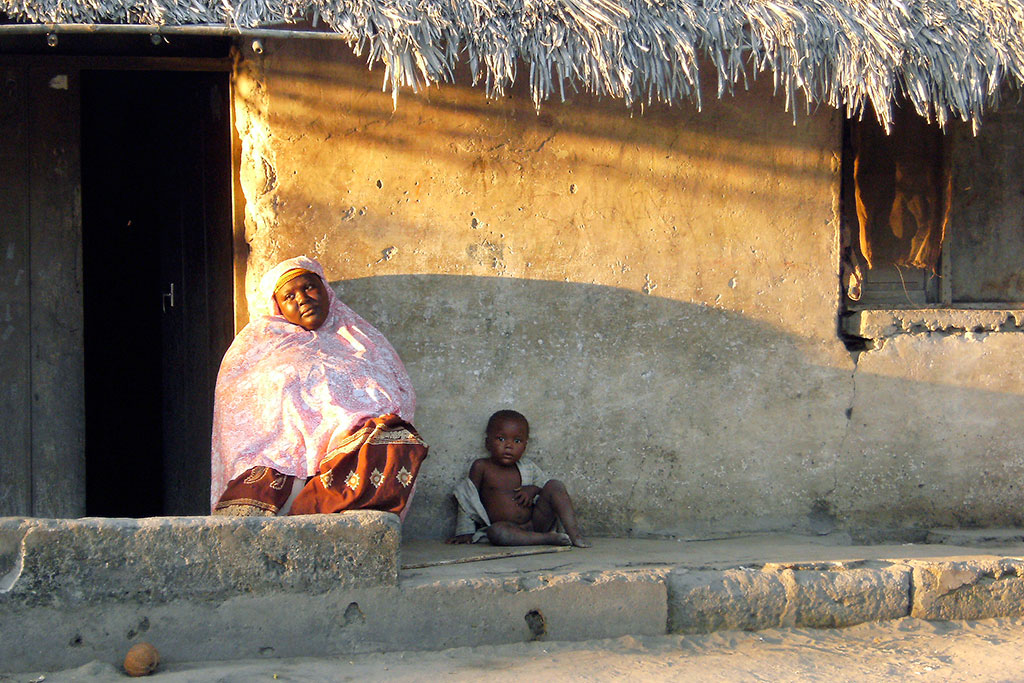 mulher entrada de casa na ilha moçambique