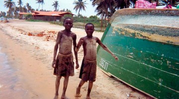 Crianças na Praia do Mussulo