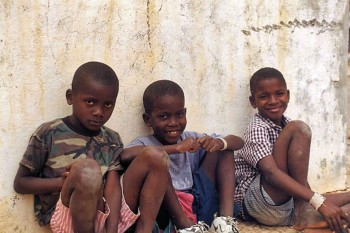 crianças em Angola