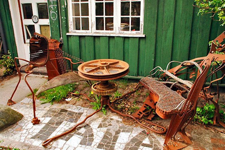 esculturas em material reciclado em christiania