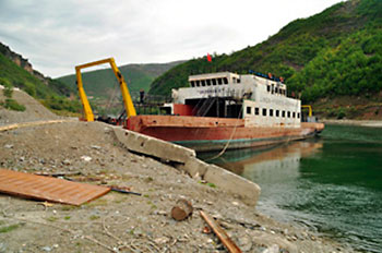 ferry no lago Koman na Albânia