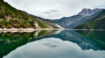 lago Koman na Albânia