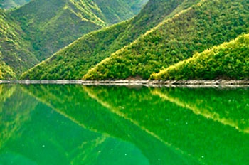 verde profundo do lago Koman