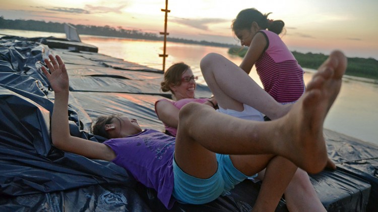 Brincadeira no ferry para Iquitos