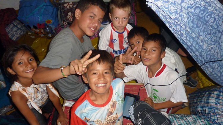 Crianças no ferry para Iquitos