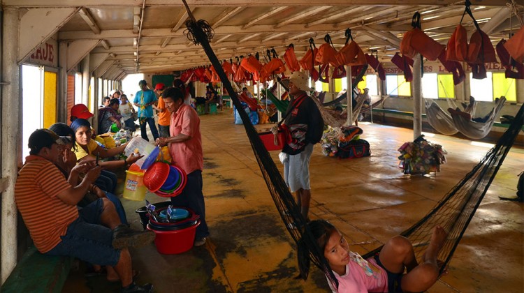 Espaço comum no ferry para Iquitos