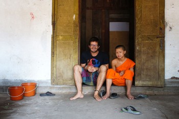 Jorge Vassalo com monge em Luang Prabang