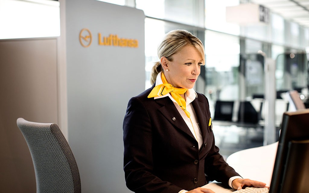 assistênte Lufthansa de check-in
