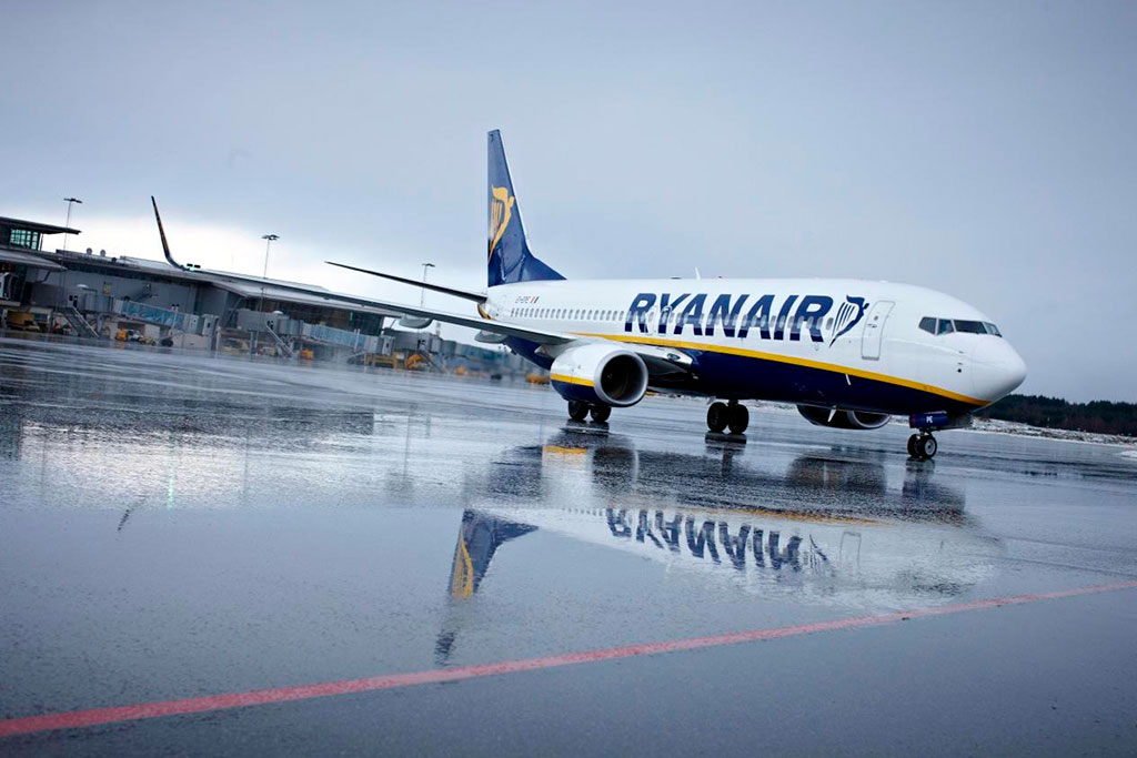avião Ryanair na placa do aeroporto