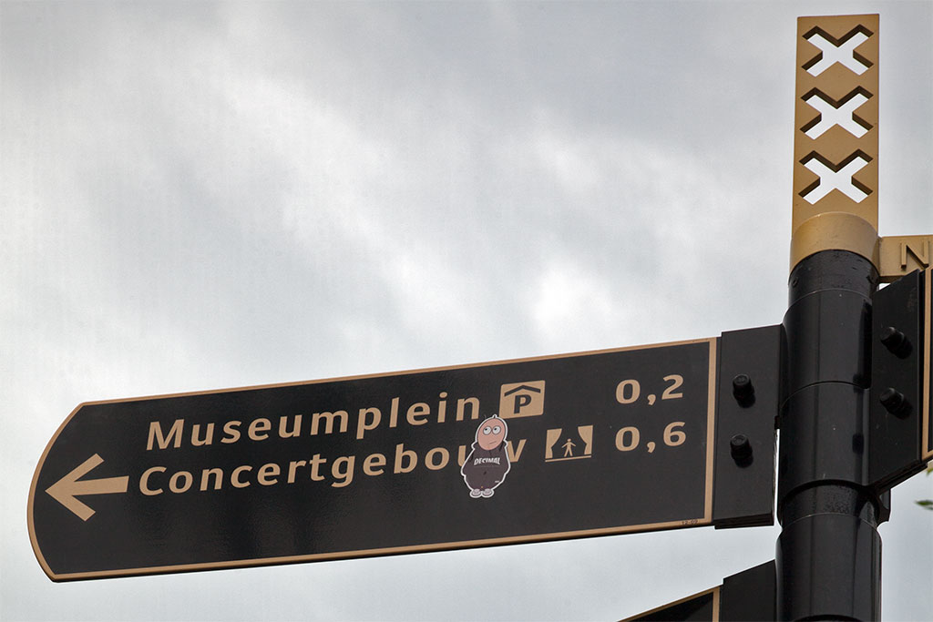 Placa com indicação de direcções em Amesterdão