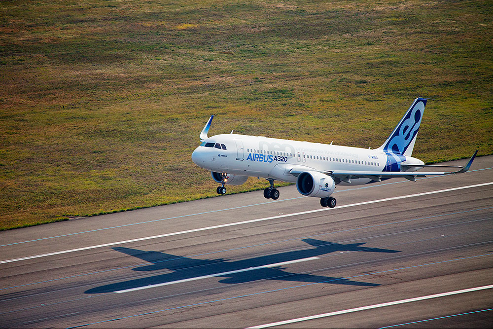 Aterragem de Airbus A320neo depois do primeiro voo de testes