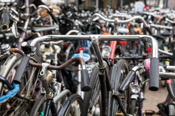 Bicicletas junto estação central de Amesterdão