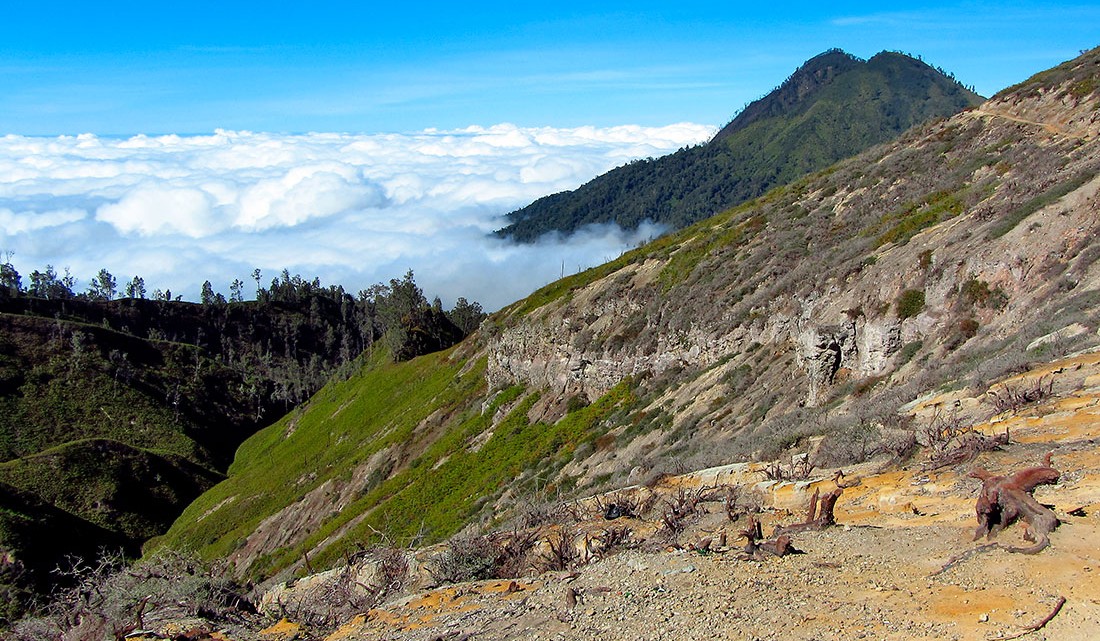 núvens no topo do vulcão ijen
