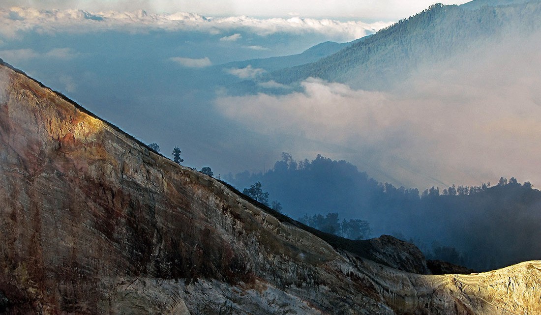 nevoeiro nos bosques que envolvem Kawah Ijen