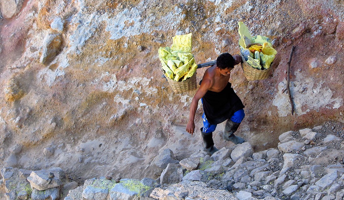 carregador a subir vulcão com cestos carregados
