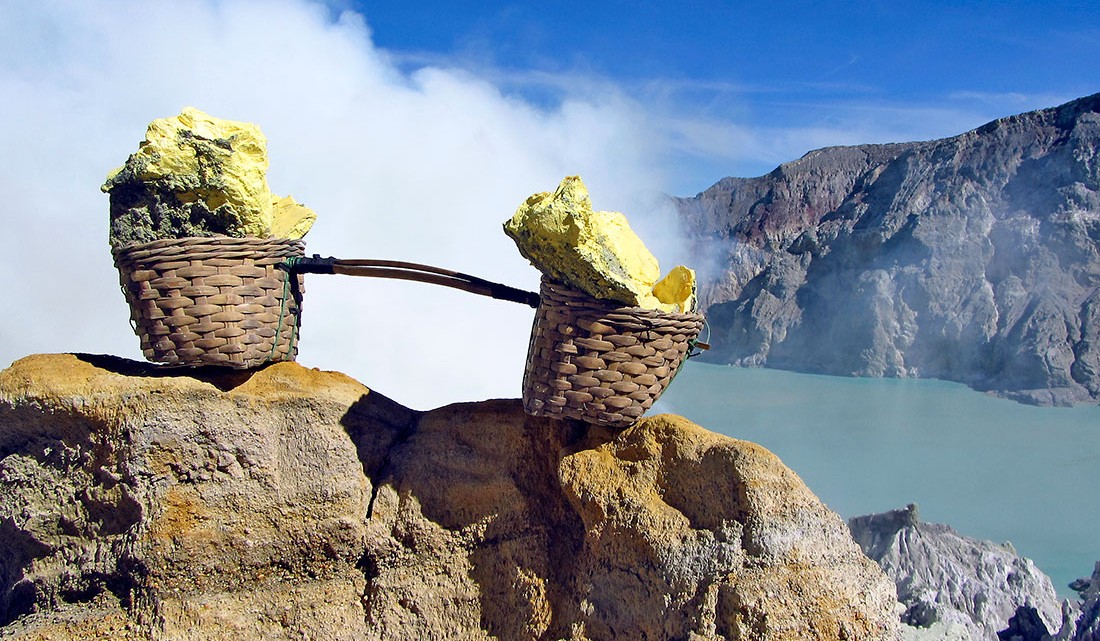 cestos carregados com pedras de enxofre