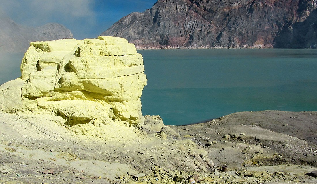 pedra de enxofre junto ao lago na cratera de Kawah Ijen