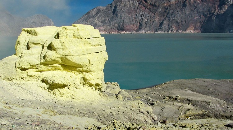 pedra de enxofre junto ao lago na cratera de Kawah Ijen