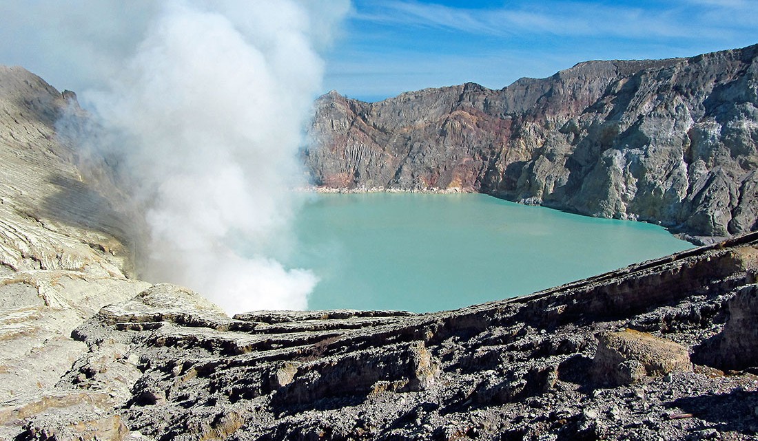 lago azul-turquesa do vulcão Ijen, na Indonésia