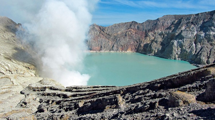 lago azul-turquesa do vulcão Ijen, na Indonésia