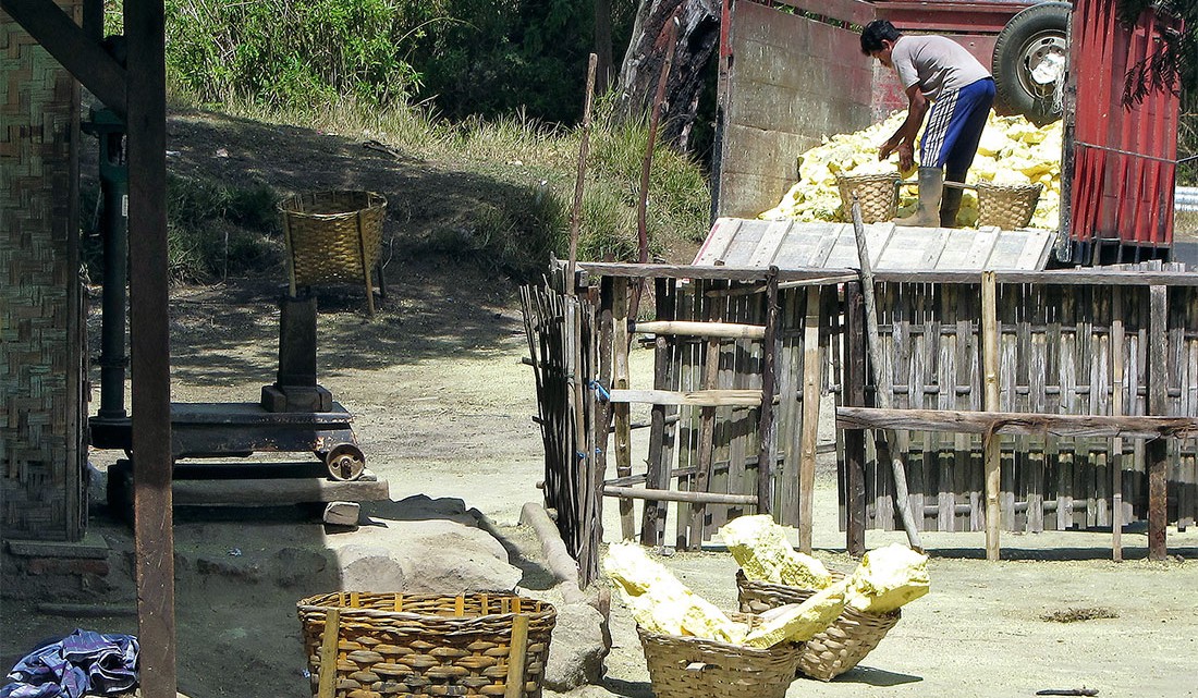 pesagem e carga de enxofre para camião