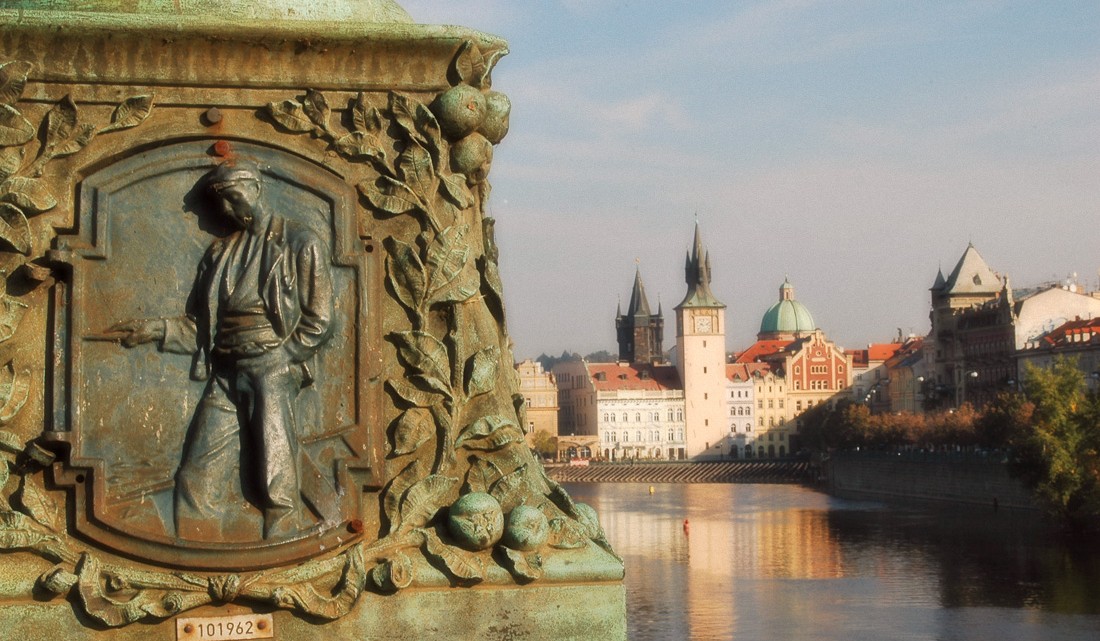 escultura em ponte do rio Vltava