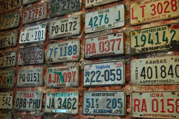 Uma coleção de chapas de matrícula dos diversos estados dos EUA.