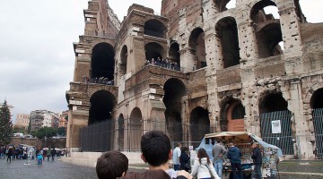 Crianças junto ao Coliseu em Roma, Itália