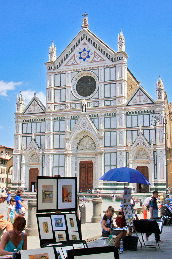 Artistas junto à entrada da igreja de Sta Cruz em Florença