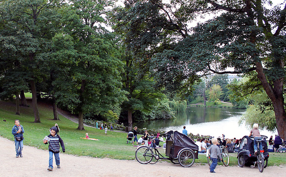 Parque com gente na cidade de Copenhaga