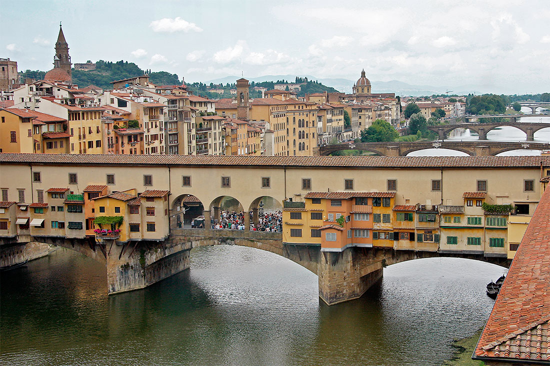 Pontes de Florença, com ponte de Vecchio em primeiro plano