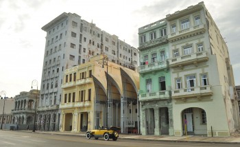 Fachada. A Casa Blanca é a da direita, varanda do lado direito do primeiro andar.